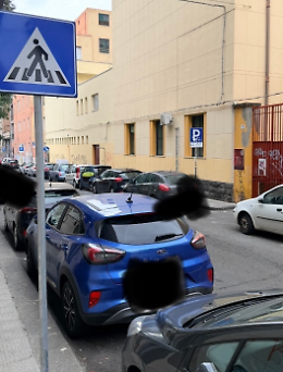 A Catania strisce pedonali incompiute: auto parcheggiano e pedoni a rischio