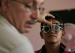 Miopia, l&rsquo;epidemia silenziosa: perch&eacute; ci sono sempre pi&ugrave; persone che non vedono bene da lontano