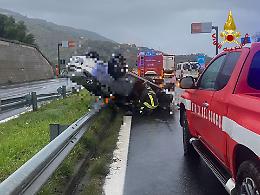 Auto si ribalta sull'autostrada a Letojanni, vigili del fuoco soccorrono l'unico occupante