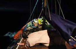 Sopravvissuti e cadaveri insieme su un gommone di 10 metri. Morta la mamma, neonato sopravvive protetto da un'altra donna 