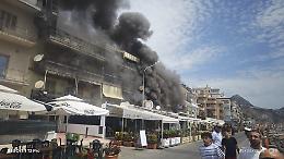 Giardini Naxos, incendio sul lungomare Tysandros