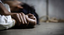 Catania, tenta di strangolare la compagna: fermato il figlio dell'uomo che accoltell&ograve; l'ex moglie