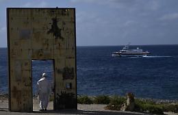 Il Pontefice a Lampedusa: bagno di folla per Leone al Campo Sportivo per la messa