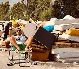 La provocatoria protesta: uomo in sedia davanti alla discarica