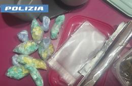 Arrestato 28enne a Catania: droga nascosta in plafoniera, sequestrati 75 grammi di cocaina e quasi 250 grammi di marijuana