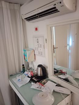 Viaggio di nozze da incubo a Otranto: coppia denuncia stanza "bunker", ristorazione senza aria e pagamenti sospetti