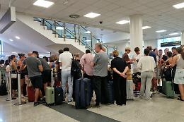 L'Etna non si ferma, e la cenere "limita" l'aeroporto di Catania:  partenze "regolari" ma solo cinque arrivi all'ora