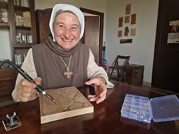 La suora eremita che vive sull'altopiano di Salemi in un ex magazzino rurale