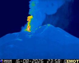 Etna, la tregua &egrave; gi&agrave; finita: nella notte riprese attivit&agrave; esplosiva e produzione di cenere dalla Voragine