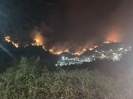 Letojanni nella morsa degli incendi: colline in fiamme, appello a segnalare movimenti sospetti