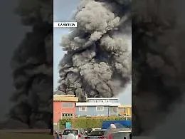 Aci Sant'Antonio, incendio di un deposito di oli nei pressi dello svincolo A18 di Acireale