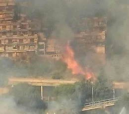 Paura a Taormina per un incendio dalla galleria Paramassi che minaccia il centro storico
