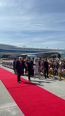 Lo show di Trump all'arrivo in Malaysia: il ballo all'arrivo a Kuala Lumpur
