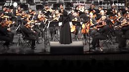 Per la prima volta una donna dirige un'orchestra: svolta storica in Iran