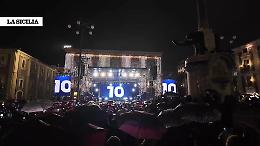 Capodanno in piazza Duomo a Catania: oltre ottomila sotto la pioggia. Il video