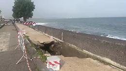 Un crollo annunciato sul lungomare tra Riposto e Torre Archirafi: si apre voragine sul marciapiede 