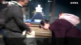 Crema pasticcera e crumble di mele sui gioielli della Corona: chiusa la Torre di Londra