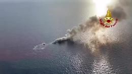 La barca va a fuoco, il salvataggio ripreso dall'elicottero dei Vigili del fuoco