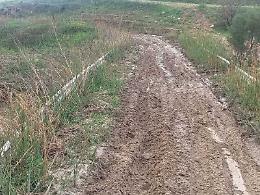 «Strade piene di fango: non possiamo raggiungere le nostre aziende agricole»