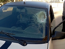 Marsala, pesante pietra contro una minicar: paura per un minorenne