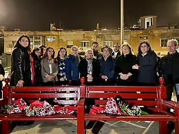 Gela, davanti all’amato mare due panchine rosse per non dimenticare Emanuela Vallecchi