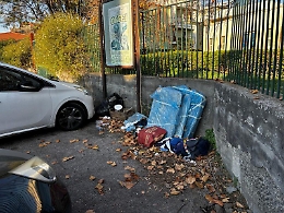 Tremestieri: rifiuti ingombranti davanti l’ingresso dell’asilo comunale