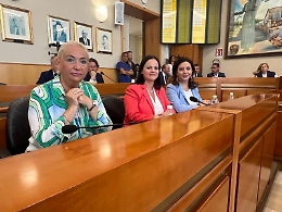 Nella citt&agrave; del "mattone selvaggio" &egrave; scontro politico sugli immobili abusivi: a Gela due edifici sottratti alle ruspe