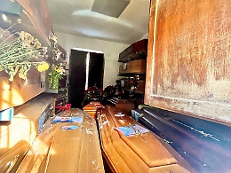 Pi&ugrave; di 40 bare accatastate nel cimitero di Carini, corto circuito tra Comune e Asp