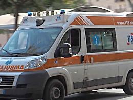 Due incidenti in poche ore nel Trapanese: auto contro una casa, madre e bambino travolti sulle strisce 