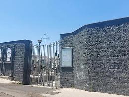 Continui furti di rame al cimitero: esplode la rabbia dei residenti