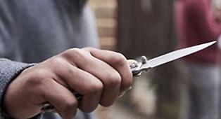 Paura in una scuola media siciliana: alunno di primo anno ferisce un professore con un coltello e riprende l'aggressione