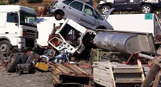 Centinaia di auto e ciclomotori da rottamare