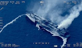 La petroliera russa in fiamme alla deriva spinta dalle correnti verso Lampedusa