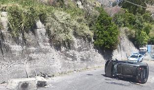 Taormina, imbocca male la curva e l'auto fa un volo di cinque metri gi&ugrave; per la scarpata: feriti tre turisti e un italiano
