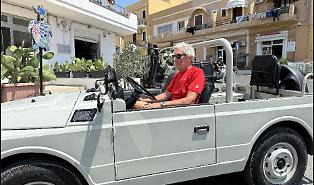 Ecco chi &egrave; l'unico uomo al mondo che ha prestato la sua Fiat Campagnola del 1978 a due Papi