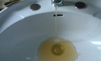 Acqua gialla e rubinetti a secco a Erice: residenti di Raganzili, San Giuliano e Pizzolungo chiedono interventi urgenti