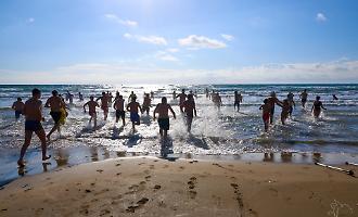A Campobello di Mazara tuffo di Capodanno per 150 persone: atleti, famiglie e turisti tutti in acqua