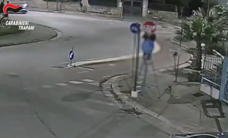 Per settimane smonta e sostituisce i segnali stradali nella notte, lo strano passatempo diventato un problema in citt&agrave;