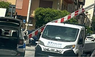 Ancora un furgone incastrato al passaggio a livello di Marsala: code e disagi in un'ora di punta