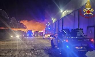 L'incendio all'azienda Sarco, il sindaco: &laquo;Tenete porte e finestre chiuse&raquo;