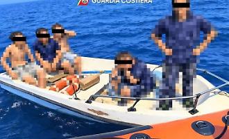 Panico al largo di Trapani per cinque minorenni rimasti bloccati su un natante a remi