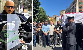 Morto dopo inseguimento, il funerale di Francesco Imprezzabile a Milano con il casco sul feretro, applausi e lutto cittadino