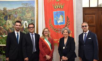 Marsala, dopo un mese di trattative la sindaca Patti chiude l'accordo sulle deleghe: ecco i ruoli di Vullo, La Sala, Nuccio e Cali&ograve;