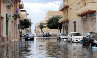 Acquazzone lampo travolge Trapani: strade trasformate in torrenti, vigili e protezione civile in azione