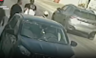 Videosorveglianza inchioda padre e figlio dopo due accoltellamenti: vanno ai domiciliari