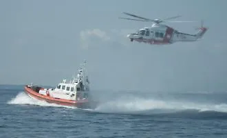 Stavano per affondare insieme alla barca su cui si trovavano: catena di soccorso per salvarli