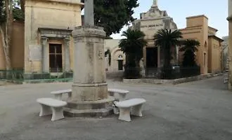 Orrore al cimitero di Marsala, trovati resti umani tra i rifiuti