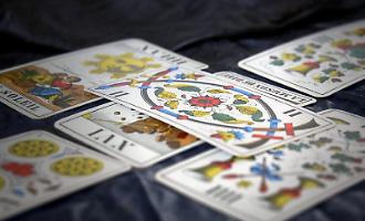 Chiamate alla cartomante dopo i blocchi dei conti e i problemi &ldquo;burocratici&rdquo;