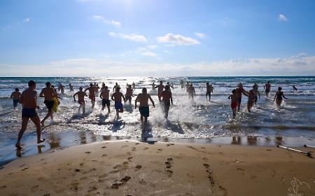 A Campobello di Mazara tuffo di Capodanno per 150 persone: atleti, famiglie e turisti tutti in acqua