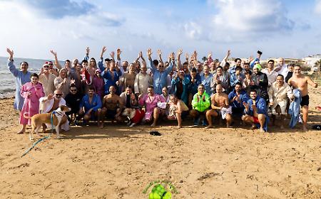 Tra musica, vento e coraggio: centocinquanta al bagno di capodanno a Campobello di Mazara